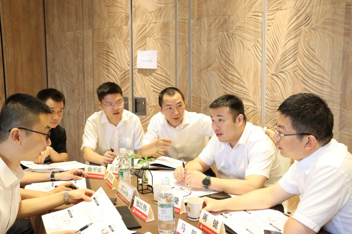 2021年6月25日-26日，尊龙时凯二建组织开展了2021年中高层主管执行力培训。本次培训特邀清华、北大、上海交大总裁班讲师，中国企业家协会特聘高级讲师许晋老师进行授课。